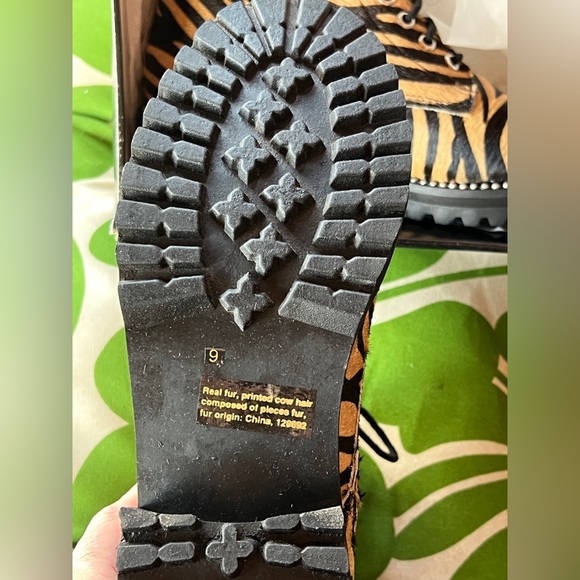 Aqua By Bloomingdale’s Jax Tiger Print Combat Chunky Heel Boots New 9 - Picture 4 of 4